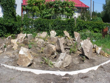 Aj veľké kamene sa dajú použiť na skrášlenie okolia...