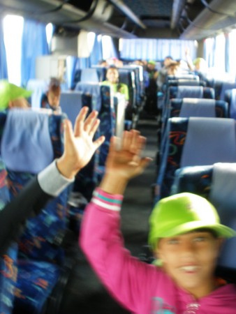 V autobuse...